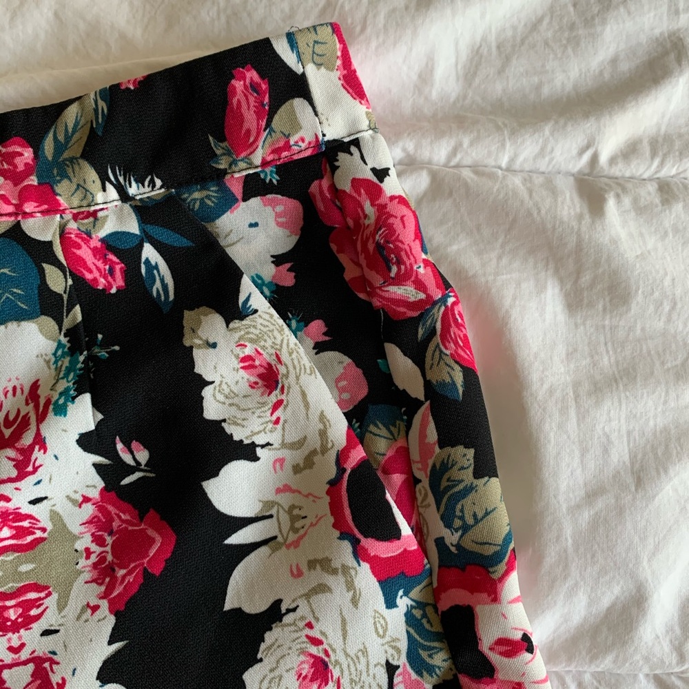 🛍High-Waisted Floral Shorts - Picture 2 of 5